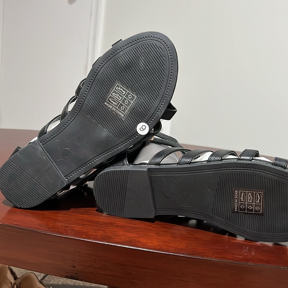 Simple Gladiator Sandals - Picture 3 of 4
